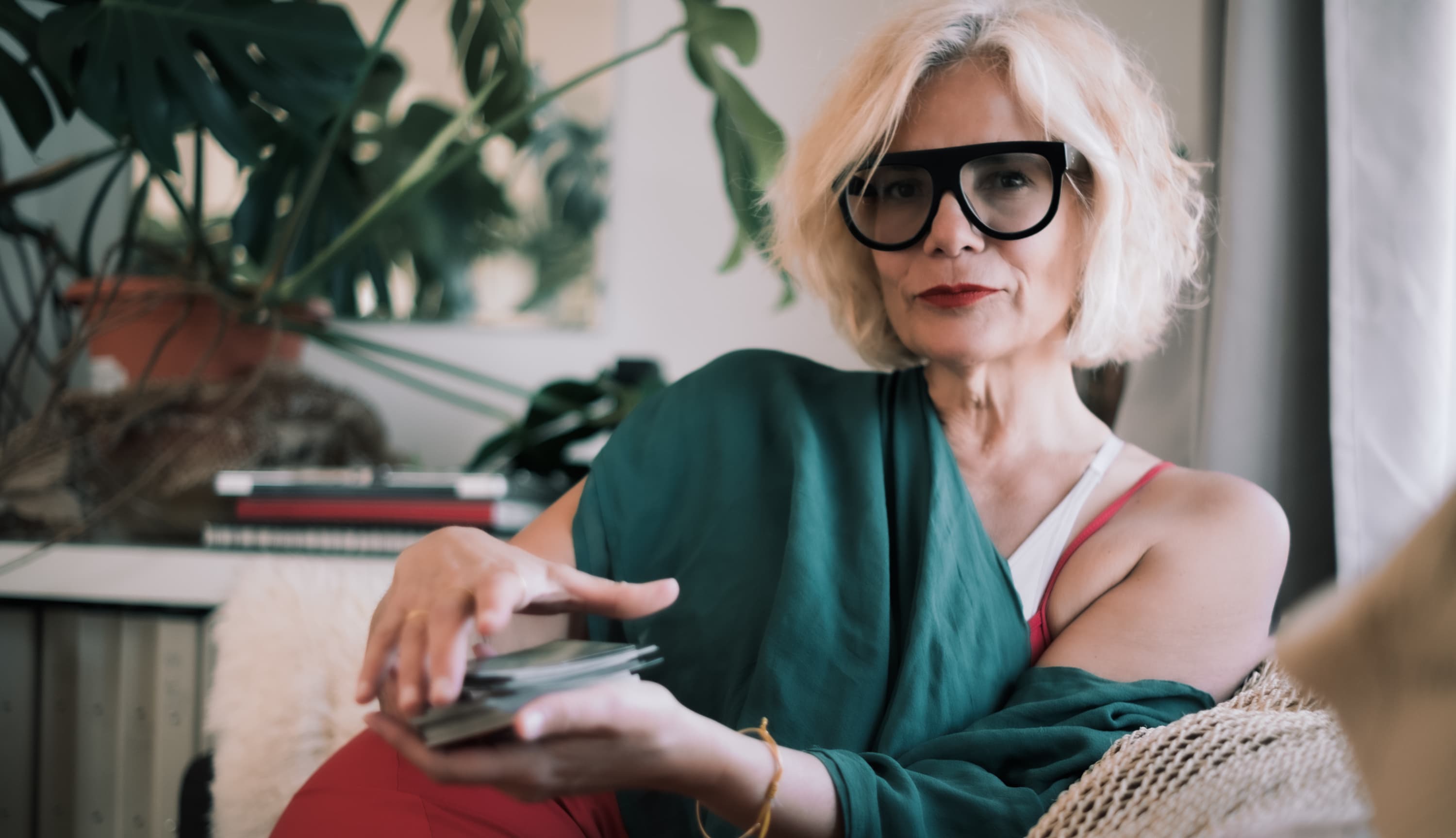 Carola Alemán Astromama with tarot cards